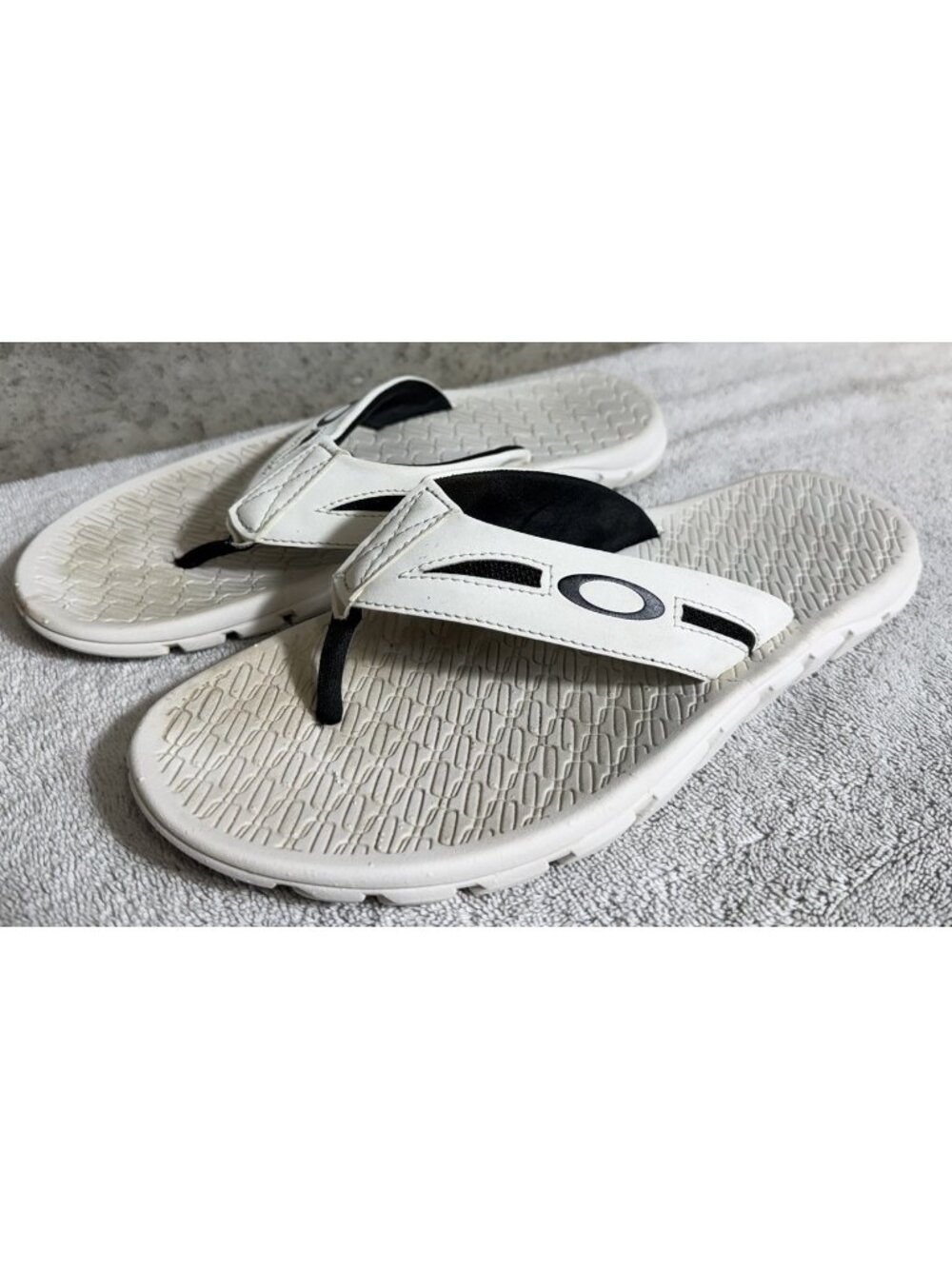 Oakley Operative 2.0 White Sandals Mens 10 Flip Flop Beach Summer 13477-100 SP25